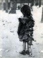 /album/galerie-de-photos/la-petite-fille-aux-feuilles-mortes-boubat-jpg/